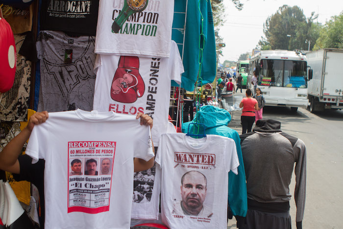 La venta de camisetas y gorras con mensajes alusivos a "El Chapo" se incrementaron tras su fuga del penal de El Altiplano. Foto: Moisés Pablo, Cuartoscuro