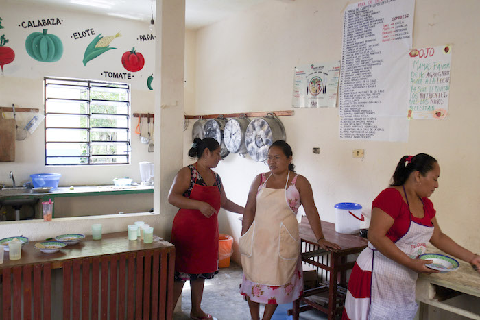 Los desayunos calientes incluyen en ocasiones participación de los padres. Foto: Cuartoscuro