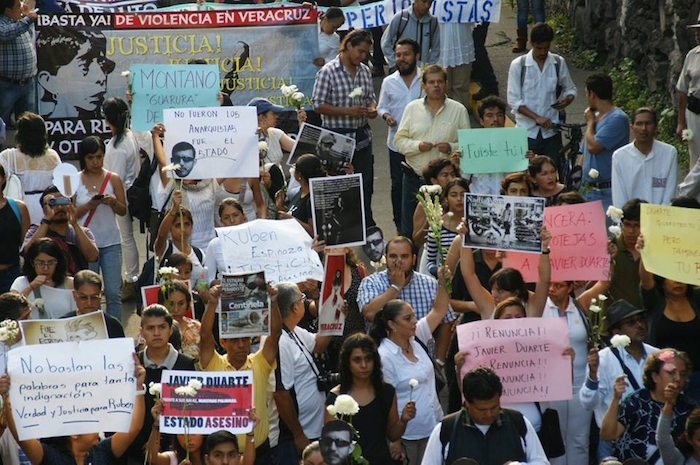 Las Manifestantes Llevan Carteles En Los Que Exigen La Dimisión De Javier Duarte Foto Jan Xahuentitla Vice