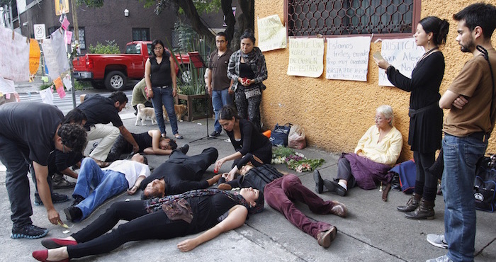 Vecinos De La Colonia Narvarte Se Manifiestan Frente Al Edificio En El Que Asesinaron a Rubén Espinosa Y Otras Cuatro Mujeres Foto Cuartoscuro