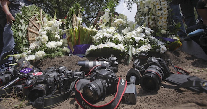 Protesta silenciosa de fotoperiodistas, en el sepelio de Rubén Espinosa. Foto: Luis Barrón, SinEmbargo