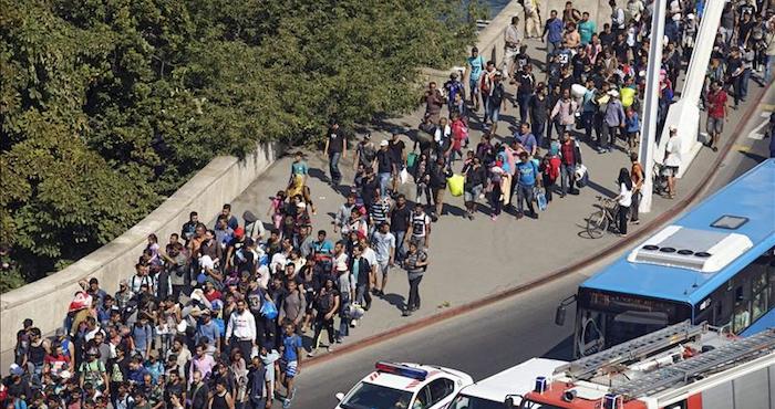 Grupos De Refugiados Comienzan a Salir De Budapest a Pie Hacia Austria Foto Efe