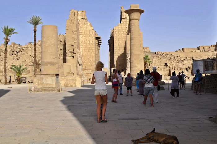 Varios turistas visitan el templo de Karnak. Foto: EFE.