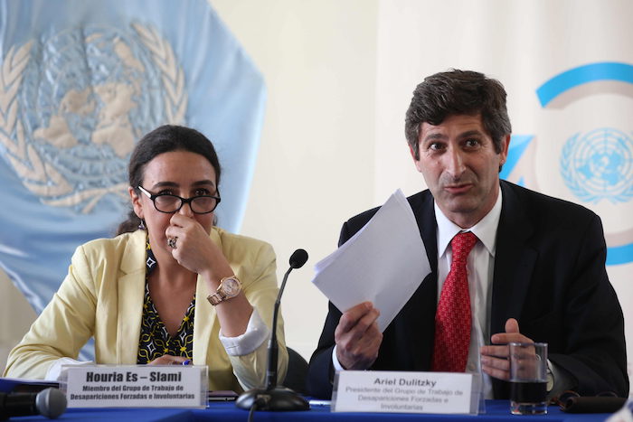 Ariel Dulitzky (derecha) y Houria Es-Slami (izquierda), delegados del Grupo de Trabajo de las Naciones Unidas sobre las Desapariciones Forzadas o Involuntarias. Foto: Efe.