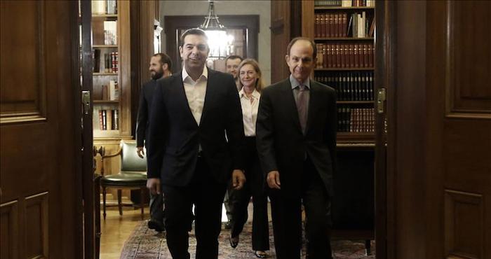 El Líder Izquierdista Alexis Tsipras izda Llega a La Reunión Mantenida Con El Presidente Griego Prokopis Pavlopoulos En El Palacio Presidencial De Atenas Grecia El De Septiembre Del Para Recibir El Mandato De Formar Gobierno Foto Efe