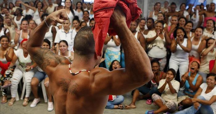 Un Recluso Del Complejo Penitenciario De Jamundí Celebra Después De Ganar El Reinado mr Músculo En Jamundí Foto Efe