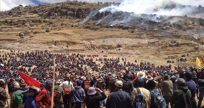 Fotografía Cedida Por El Observatorio De Conflictos Mineros En El Perú ocm De Manifestantes Que Se Oponen Al Proyecto Minero Cuprífero Las Bambas Durante Un Enfrentamiento Con La Policía El De Septiembre De En La Localidad De Fuerabamba perú Foto Efe