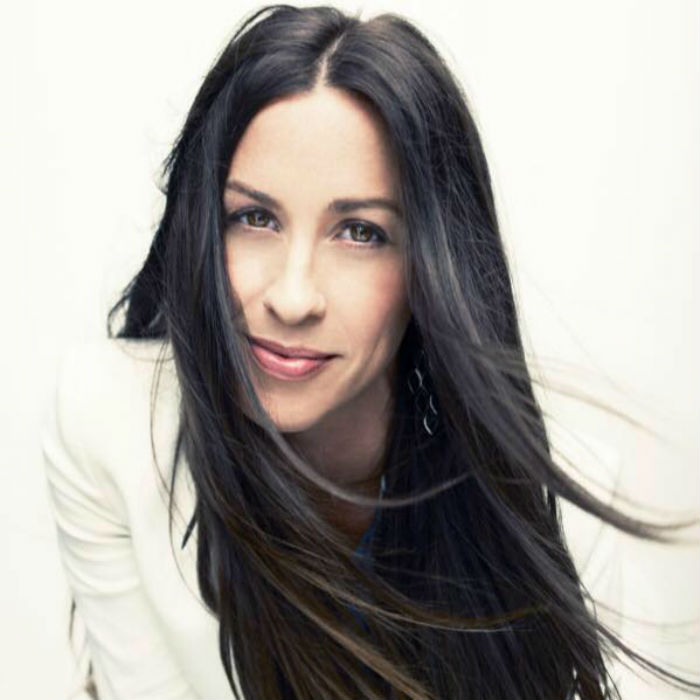 Alanis Morissette Tiene Hoy Años Y No Deja De Recibir Rédito De Su Disco De Foto Facebook