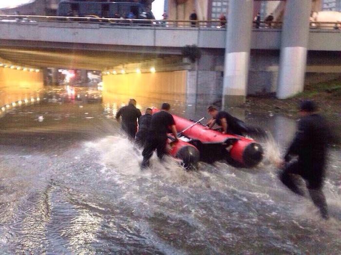 Debido a la intensa lluvia que se registró en la capital, la cual fue calificada por autoridades como las más intensa del año, el desnivel de Periférico y avenida San Antonio registró una inundación de más de un metro. Foto: Cuartoscuro