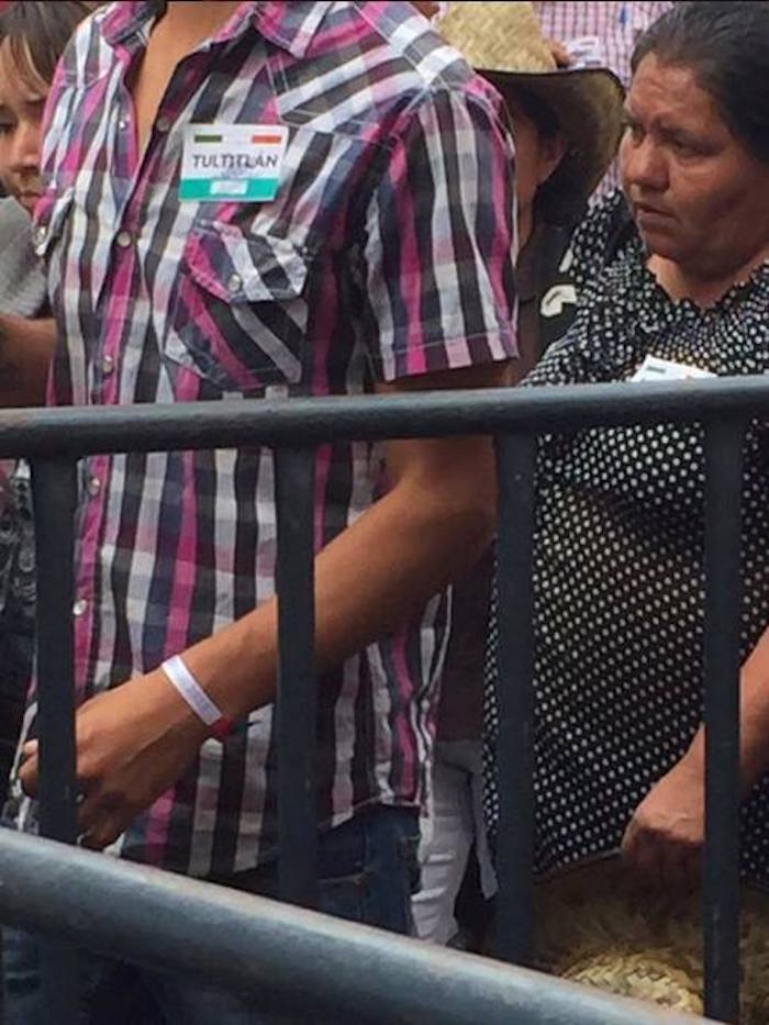 En redes sociales denunciaron que personas acarreadas de diversos municipios del Estado de México, identificados con gafetes, arribaron al Zócalo. Foto: Twitter @kofres