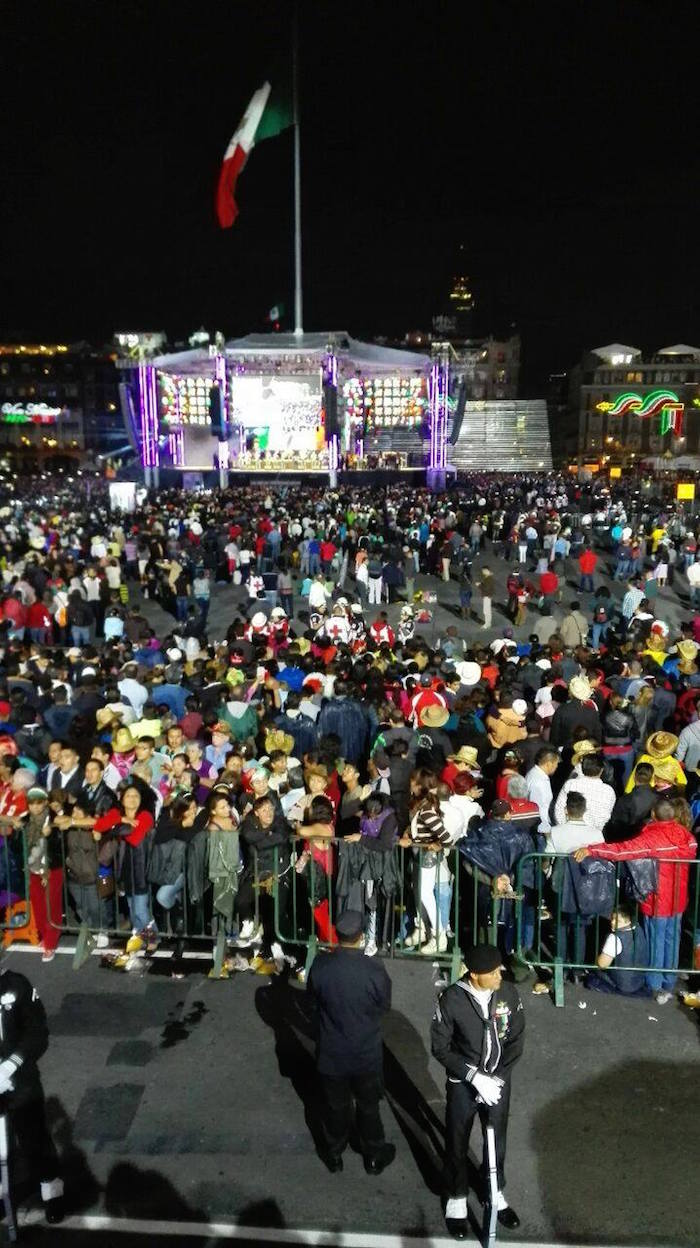 En algunas zonas de la plancha del Zócalo, lucen muchos espacios vacíos. Foto: Luis Barrón, SinEmbargo 