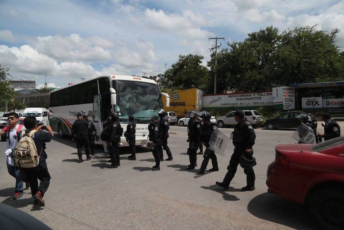 Operativo en el que se bajó a los normalistas del autobús. Foto: Jessica Torres, El Sur