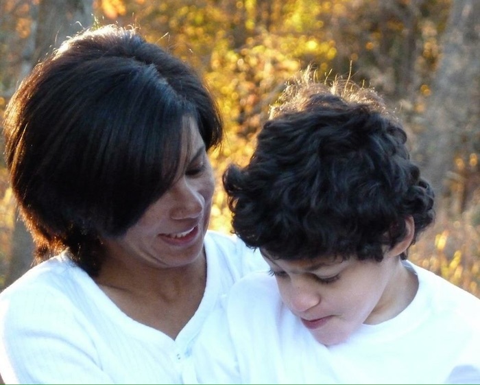 Linnette Chitla, con su hijo Luca, trabaja para la fundación de los hermanos Stanley en Colorado. Foto: SinEmbargo