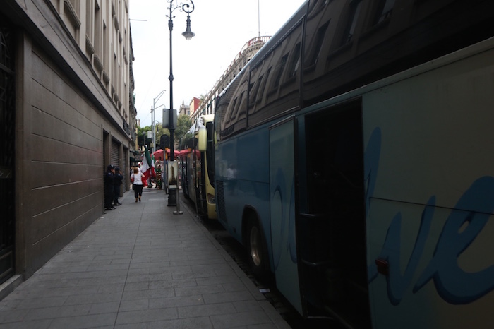 Decenas de camiones provenientes del Estado de México fueron estacionados en la calle de Palma, aledaña a la plancha del Zócalo. Foto: Francisco Cañedo, SinEmbargo 