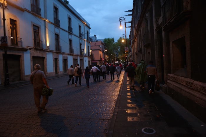 En las calles aledañas se veía la concentración de personas acarreadas que se dirigían al Zócalo. Foto: Francisco Cañedo, SinEmbargo 