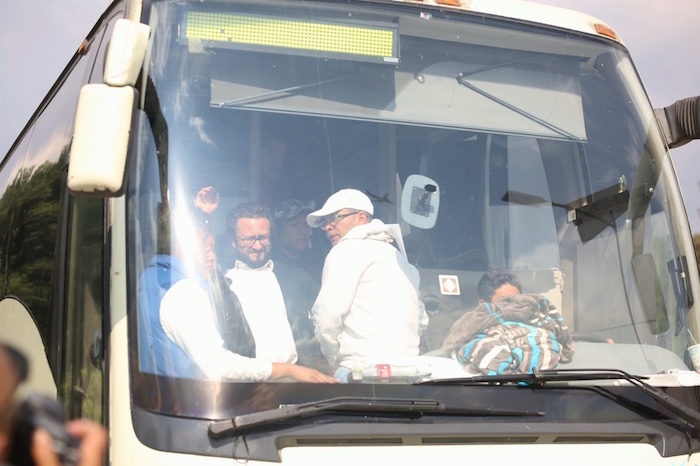 Los padres se retiran después de la reunión con EPN. Foto: Francisco Cañedo, SinEmbargo