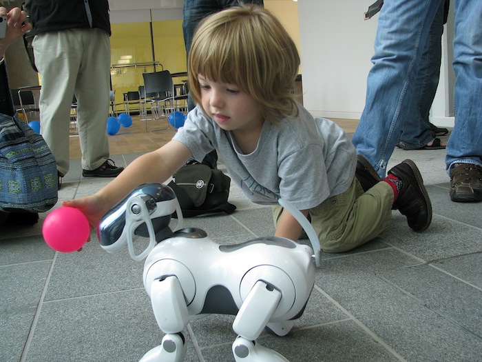 Desde hace años se pretende que los robots desempeñen la misma función de una mascota. Foto: Wikimedia Commons