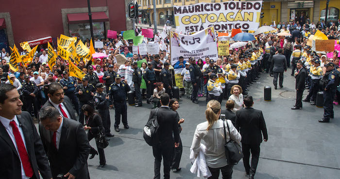 Cientos de personas acudieron a apoyar a legisladores del PRD. Foto: Cuartoscuro