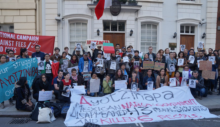 Personas se manifiestan en la Embajada de México en Inglaterra. Foto: Cuartoscuro