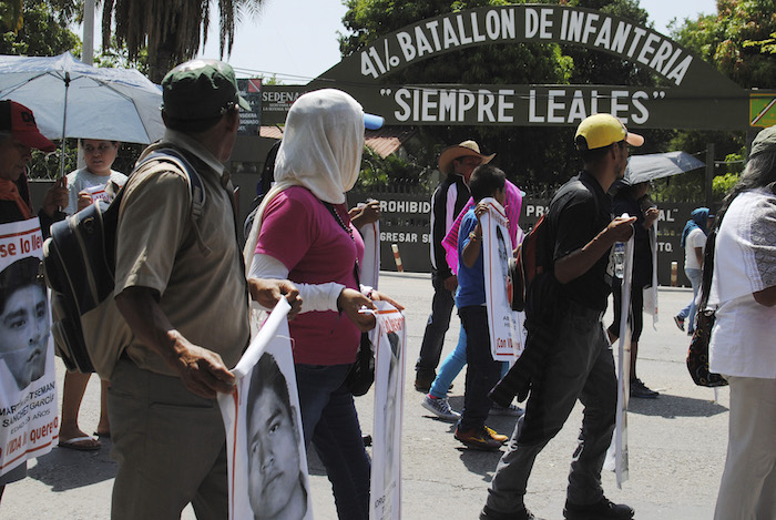 Padres de familia de los 43 estudiantes y normalistas se han manifestado en diversas ocasiones en el 27 Batallón del Ejército en Iguala. El 15 de julio de 2015 increparon a los militares e incluso derribaron algunas barricadas para exigir se les permitiera entrar en búsqueda de los jóvenes. Foto: Cuartoscuro 