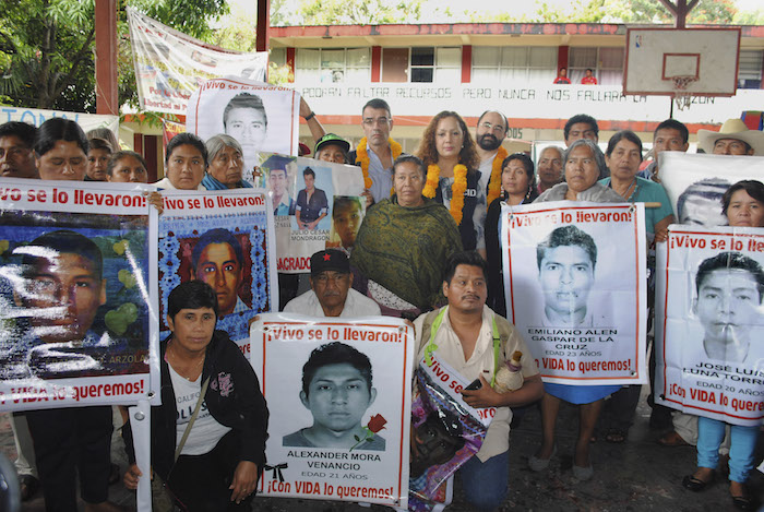 Los padres de los 43 y estudiantes recibieron hoy en la normal de Ayotzinapa a la presidenta de la CIDH, Rose Marie Belle Antoine, al primer vicepresidente, James Cavallaro, y al secretario ejecutivo, Emilio Álvarez Icaza. Foto: Cuartoscuro 