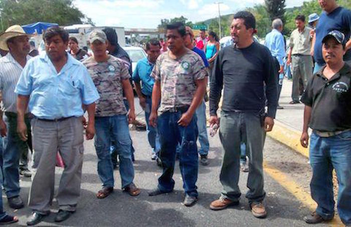 Pobladores bloquean la carretera México-Acapulco. Foto: Luis Blancas, El Sur