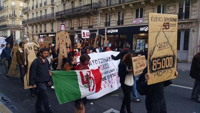 Apoyo a Ayotzinapa desde París. Foto: Vía Twitter @a_manro