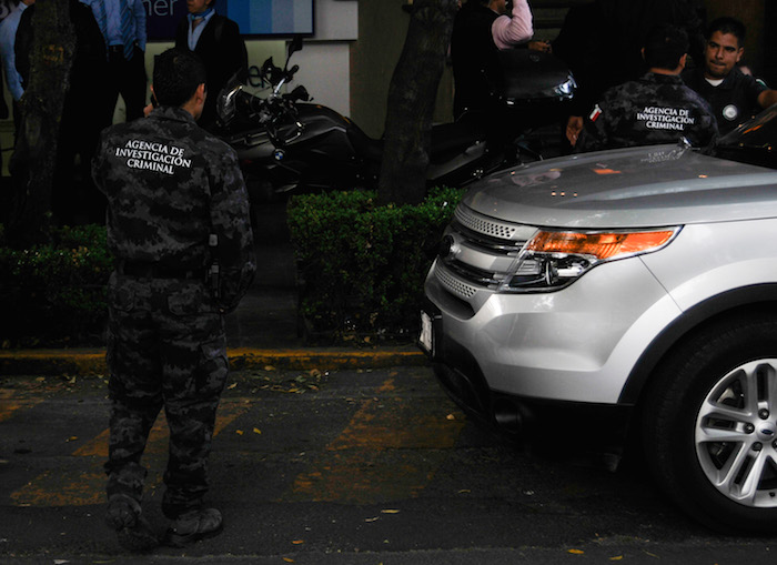 Elementos de la Agencia de Investigación Criminal de la Procuraduría General de la República catearon las oficinas de Infraiber. Foto: Cuartoscuro 