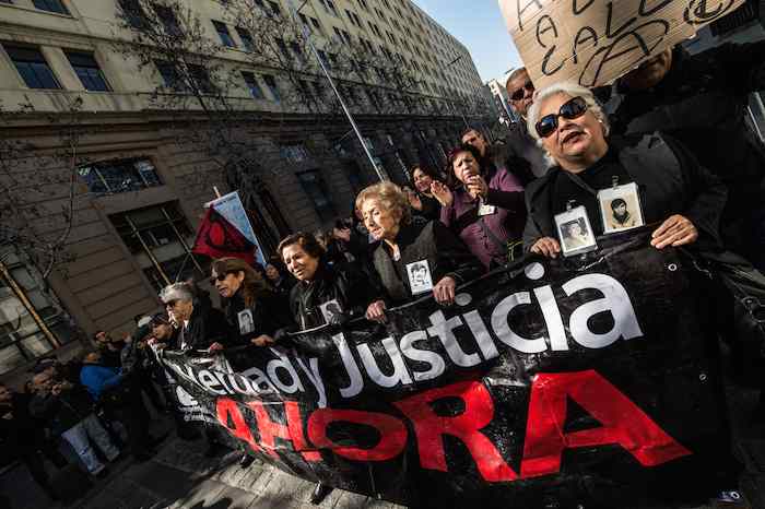 Manifestantes exigen justicia para las víctimas de la dictadura. Foto : Xinhua