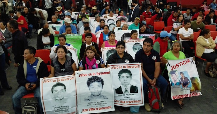 Los padres y familiares de los 43 estudiantes normalistas en el Informe del GIEI. Foto: Luis Barrón; SinEmbargo