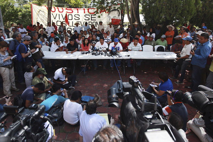 El 6 de octubre de 2014 los padres de los 43 ofrecieron una de las primeras conferencias de prensa en Ayotzinapa para detallar los acontecimientos suscitados el 26 de septiembre. Foto: Cuartoscuro 