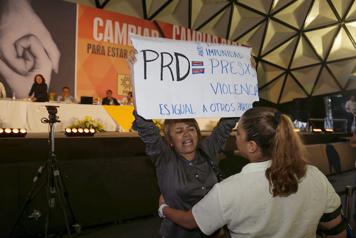 Un grupo de manifestantes irrumpió en el Congreso perredistas. Foto: Cuartoscuro 