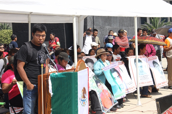 Padres de los 43 estudiantes de Ayotzinapa realizaron un "Contra Informe" en la Ciudad de México. Foto: Luis Barrón