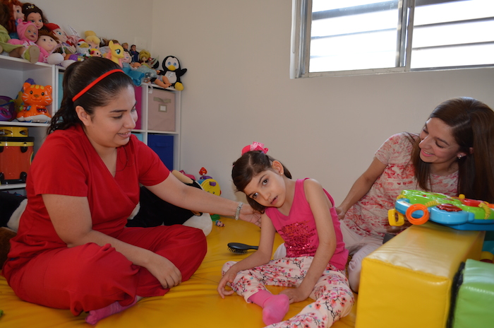 La niña de 8 años con su terapeuta Ana Gabriela Vela y su mamá Mayela Benavides. Foto: Sanjuana Martínez