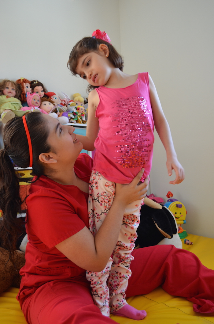 Graciela con su terapeuta Ana Gabriela Vela. Foto: Sanjuana Martínez.