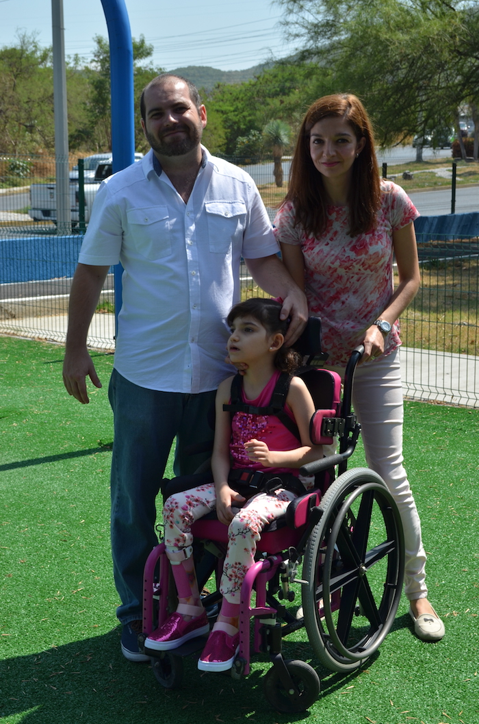 Graciela con sus papás Raúl Elizalde y Mayela Benavides. Foto: Sanjuana Martínez.