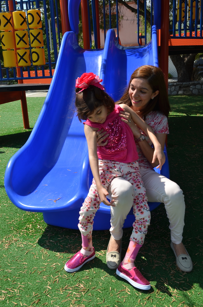 Graciela con su mamá en el parque. Foto: Sanjuana Martínez.