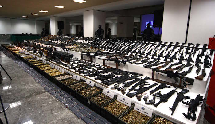 En el 2008 el Ejército hizo un decomiso de 400 armas al narcotráfico, entre ellas 180 rifles. Foto: Cuartoscuro