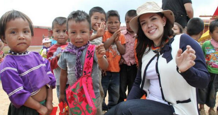 #LadyPulparindo Uno de los usos y costumbres de la comunidad wixárica o huichola es consumir alimentos naturales y no industrializados, por ello la presidenta del DIF estatal fue duramente criticada. Foto: Twitter DIF Jalisco