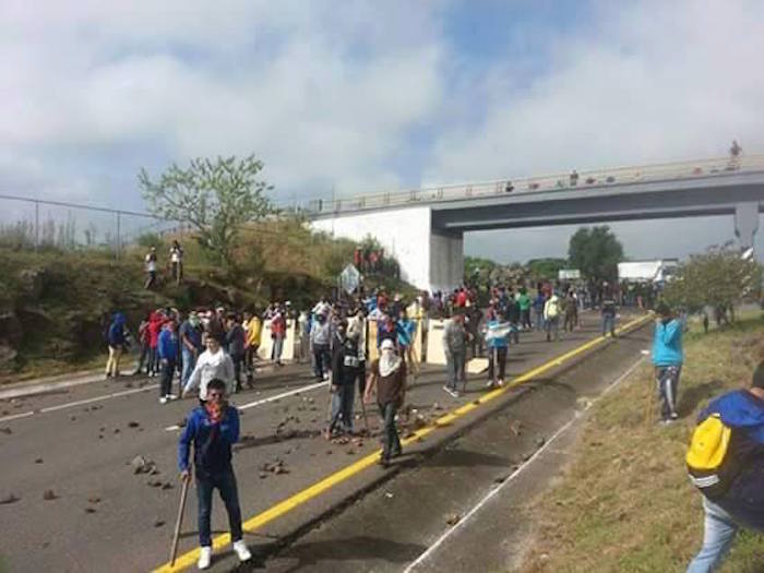 Los normalistas reportan al menos 15 heridos. Foto: Radio Zapote.