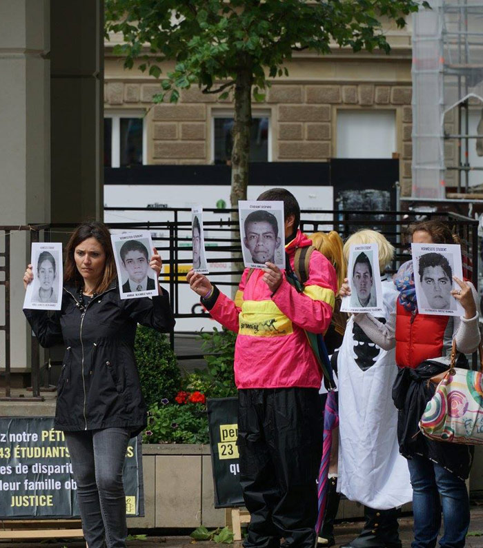 Jóvenes durante en flashmob en Luxemburgo, para recordar un año sin los 43. Foto: Amnistía Internacional