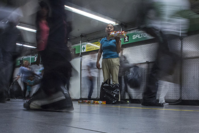 Cientos De Personas Se Dedican Al Comercio Informal En Las Instalaciones Del Metro Foto Cuartoscuro