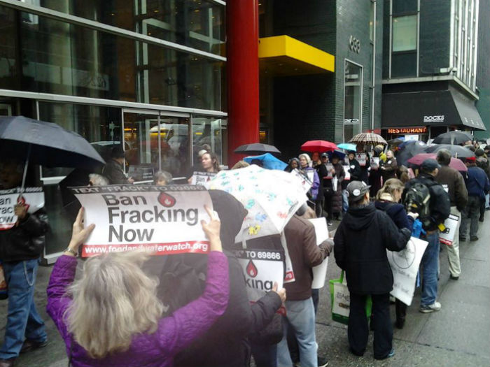 Manifestación antifracking en la ciudad de Nueva York, en la que entregaron miles de firmas al gobierno estatal apoyando la prohibición de la fractura hidráulica en el estado. Foto: Facebook Frack Action 