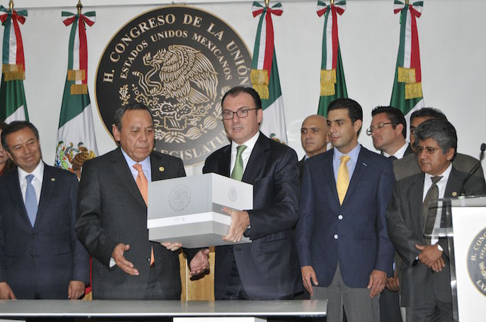 Luis Videgaray Caso, Secretario de Hacienda, entregó el Presupuesto de Egresos 2016 al presidente de la mesa directiva de la Cámara de Diputados, Jesús Zambrano Grijalba. Foto: Cuartoscuro 