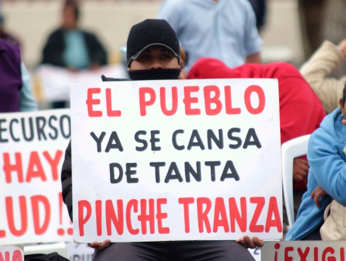 Manifestante afuera de San Lázaro. Foto: Francisco Cañedo, SinEmbargo