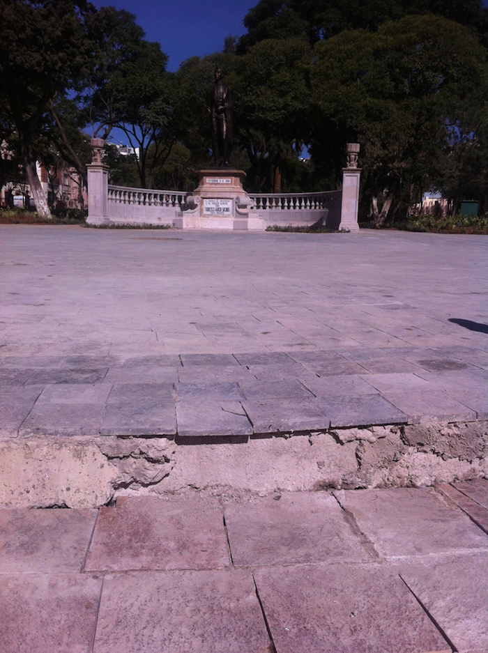 En algunas zonas de la Alameda y de la Plaza el suelo aún luce destruido. Foto: Especial, SinEmbargo 