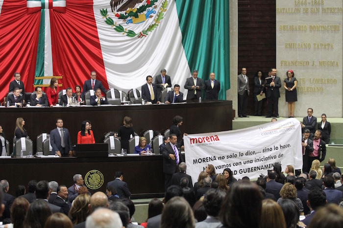 morena No Sólo Lo Dice Sino Lo Hace Hoy Vamos Con Una Iniciativa De Austeridad Gubernamental Se Puede Leer En La Manta Que Desplegaron Legisladores De Morena Foto Luis Barrón Sinembargo