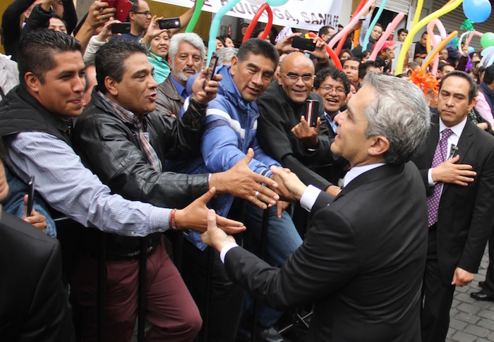 Miguel Ángel Mancera, rodeado de empleados. Foto: Luis Barrón, SinEmbargo