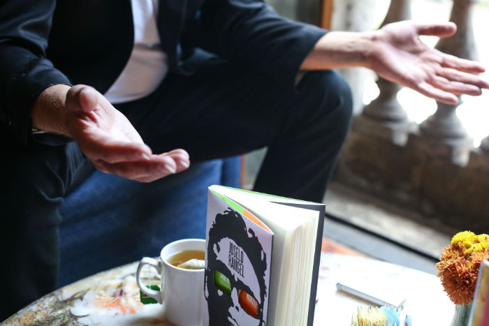 El artista se toma muy en serio su trabajo en la literatura. Foto: francisco Cañedo, SInEmbargo