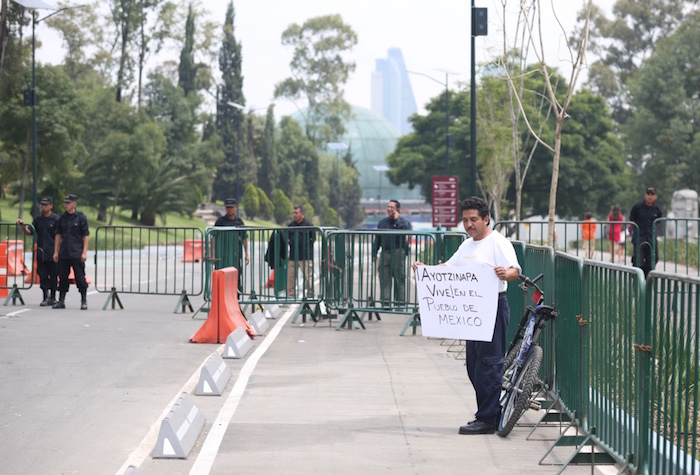 Personal del Estado Mayor Presidencial colocó un cerco de seguridad varios metros a la redonda del museo de la CFE.Foto: Francisco Cañedo, SinEmbargo.